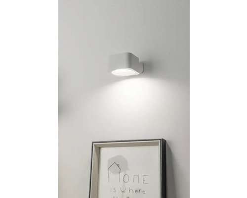 Vit vägglampa med ljussken