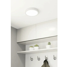 Taklampa i en hall med skåp och dekoration