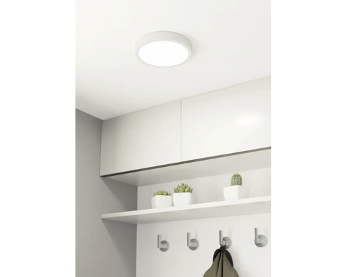 Taklampa i en hall med skåp och dekoration