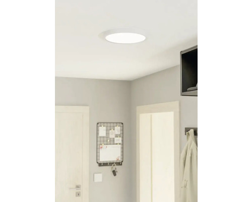 Rum med inbyggd taklampa.