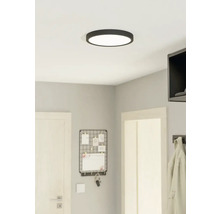 Taklampa i en ljus hall