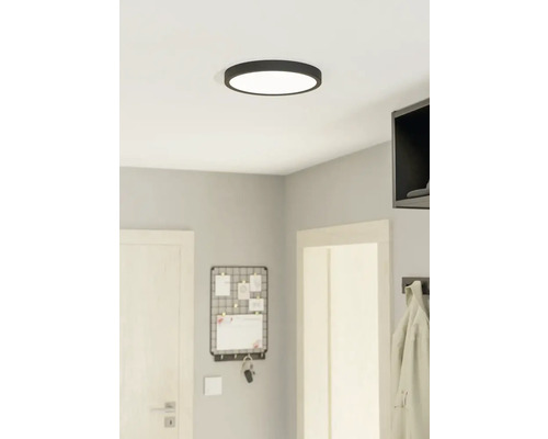 Taklampa i en ljus hall