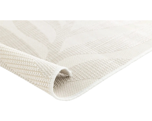 Detaljvy av en beige matta med mönster