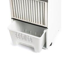 Detaljvy av en luftrenare med utdraget vattenbehållare och insatt filter