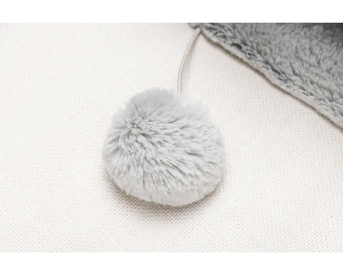 Grå plyschboll på en kattleksak