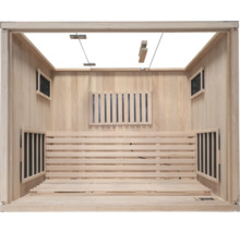 Invändig vy av en bastu i trä med bänkar och ventilationsgaller