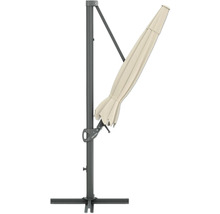 Stängt beige parasoll med grått stativ