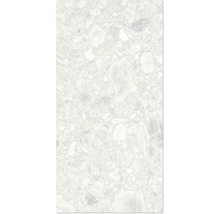 Närbild av en golvplatta med terrazzo-utseende.