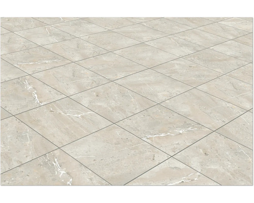 Golv med kvadratiska plattor i marmorlook.