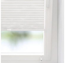 Vit plisségardin på fönstret för ljusreglering