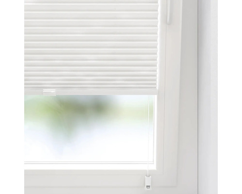 Vit plisségardin på fönstret för ljusreglering