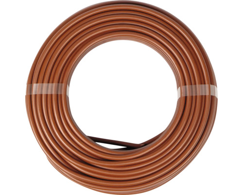 Brun bevattningsslang upprullad