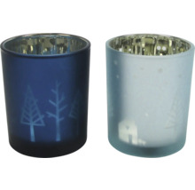 Två värmeljushållare i glas med vintermotiv