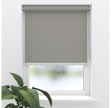 Grå rullgardin på fönster med manöverkedja