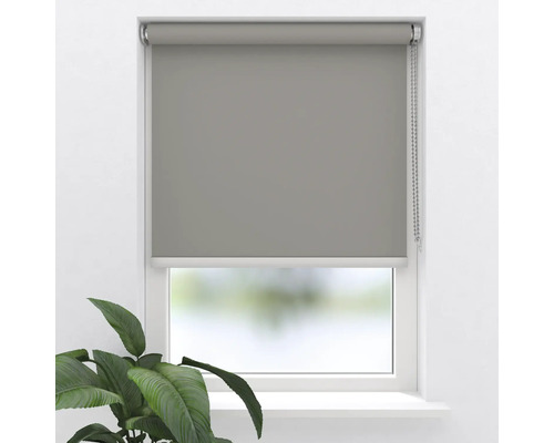 Grå rullgardin på fönster med manöverkedja