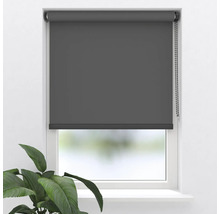 Grå rullgardin vid fönstret