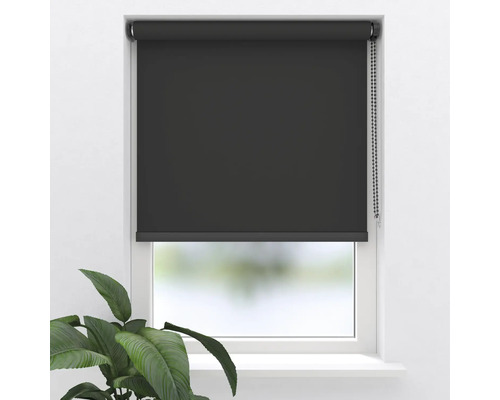 Svart rullgardin framför ett fönster