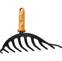 Fiskars logotyp. Trädgårdsräfsa av plast med handtag.