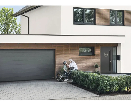 Moderna hus med garageport, ytterdörr och lekande barn