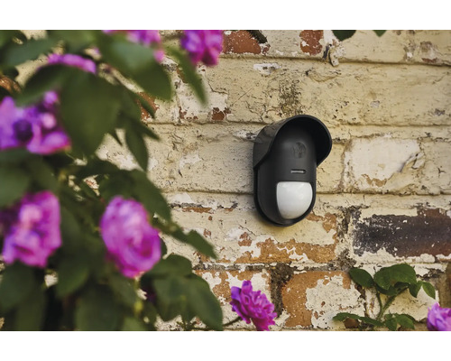 Yale Logo rörelsedetektor på en tegelvägg