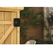 Yale-logotyp på ett svart digitalt lås på ett trästaket