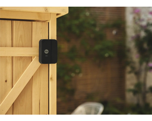 Yale-logotyp på ett svart digitalt lås på ett trästaket