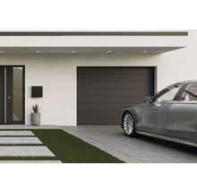 Modernt bostadshus med garage, ytterdörr och stenlagd gångväg