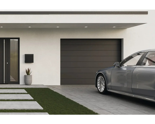 Modernt hus med garage, ytterdörr och välskött utomhusområde