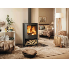 Vardagsrum med kamin, vedhylla och dekoration