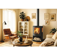 Vardagsrum med vedeldad kamin, fåtölj och soffa i ljus atmosfär.