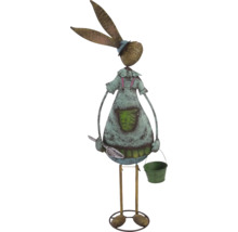 Dekorativ kaninfigur med spade och hink för trädgården