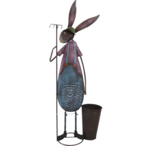 Dekorativ trädgårdsdekoration i form av en kanin med kratta och blomkruka