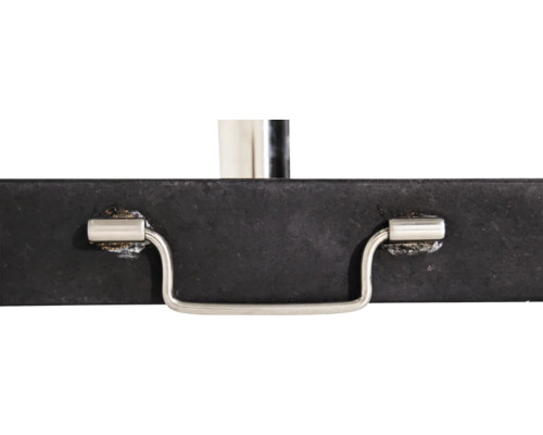 Detaljvy av en svart verktygslåda med ett silverfärgat handtag