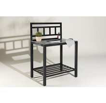 Trädgårdsbord med diskho, förvaringsyta, växt, tvål och handduk