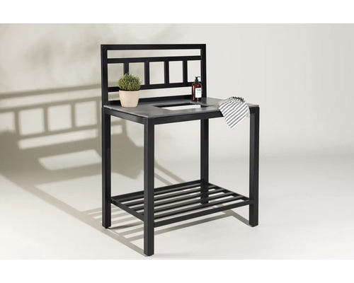 Trädgårdsbord med diskho, förvaringsyta, växt, tvål och handduk