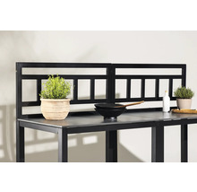 Trädgårdsbord med örtkrukor och köksredskap