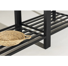 Detaljvy av en svart hylla med en korg av naturmaterial.