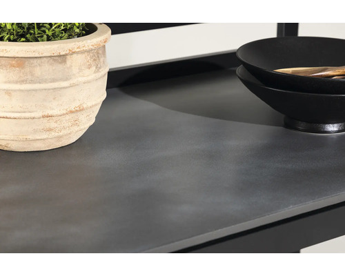 Dekorativa föremål på en konsol med grå bordsskiva.