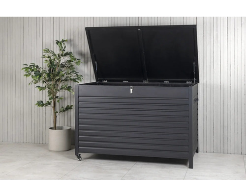 Öppen, grå förvaringslåda av metall med hjul och sidohandtag