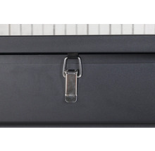 Detaljvy av en verktygslåda med metallås