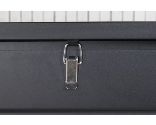 Detaljvy av en verktygslåda med metallås