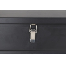 Detaljvy av en svart verktygslåda med metalllås