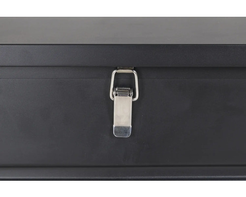 Detaljvy av en svart verktygslåda med metalllås