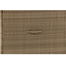 Närbild av en flätad tvättkorg med handtag