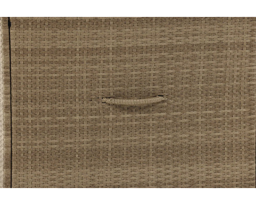 Närbild av en flätad tvättkorg med handtag