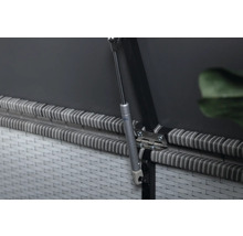 Detaljvy av en trädgårdsbox med gasfjäder och rottingutseende