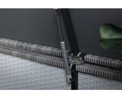 Detaljvy av en trädgårdsbox med gasfjäder och rottingutseende