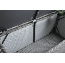 Inre vy av en grå trädgårdsbox med flätat utseende.