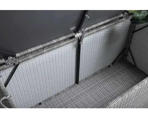 Inre vy av en grå trädgårdsbox med flätat utseende.