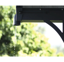 Vatten rinner från ett lusthus avloppsrör